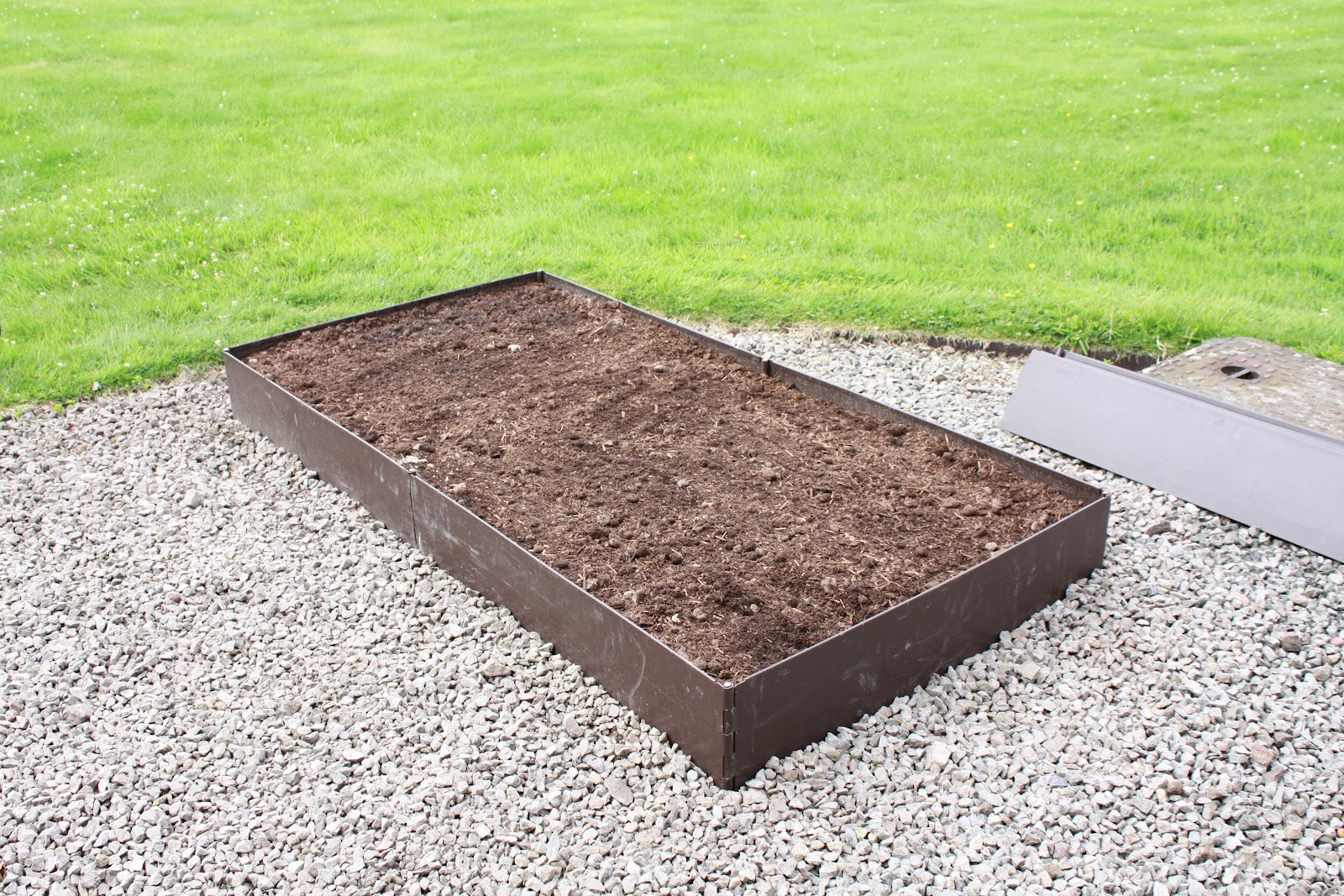 EverEdge EasyBed THE Raised Bed Raised Bed Filled