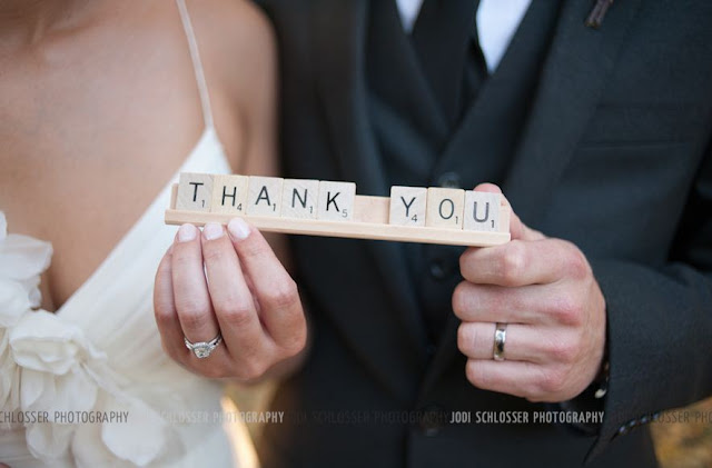 decorar una boda con letras scrabble