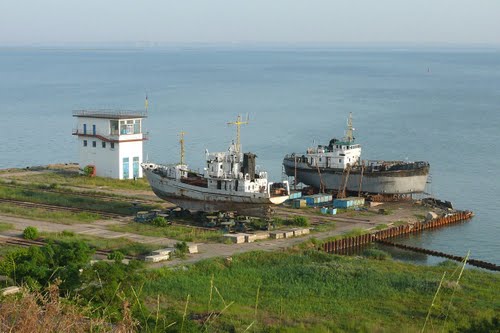 Ремонт рыболовецкого корабля в районе поселка Опасное, Крым