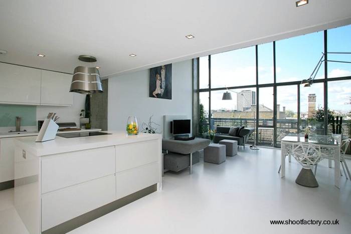 Arquitectura de Casas: Cocina minimalista en un extenso y luminoso loft.