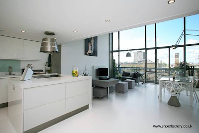 Arquitectura de Casas: Cocina minimalista en un extenso y luminoso loft.