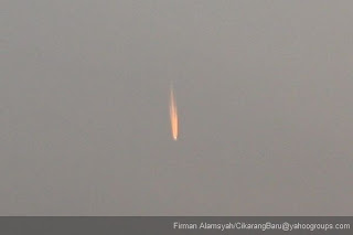 Keajaiban alam Indonesia Foto Fenomena Jejak Api di Langit Bekasi