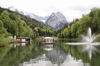 Event-Floß für das Brautpaar Das Brautpaar fährt auf dem Floß über den Riessersee