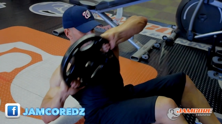 Twist du corps : 3 - 4 séries x 20 - 40 reps