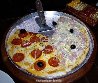 Maria da Lenha: Pizza meia Pepperoni meia Portuguesa