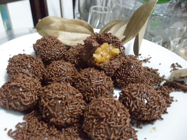 BRIGADEIROS GIGANTES COM DOCE DE CUPUAÇU