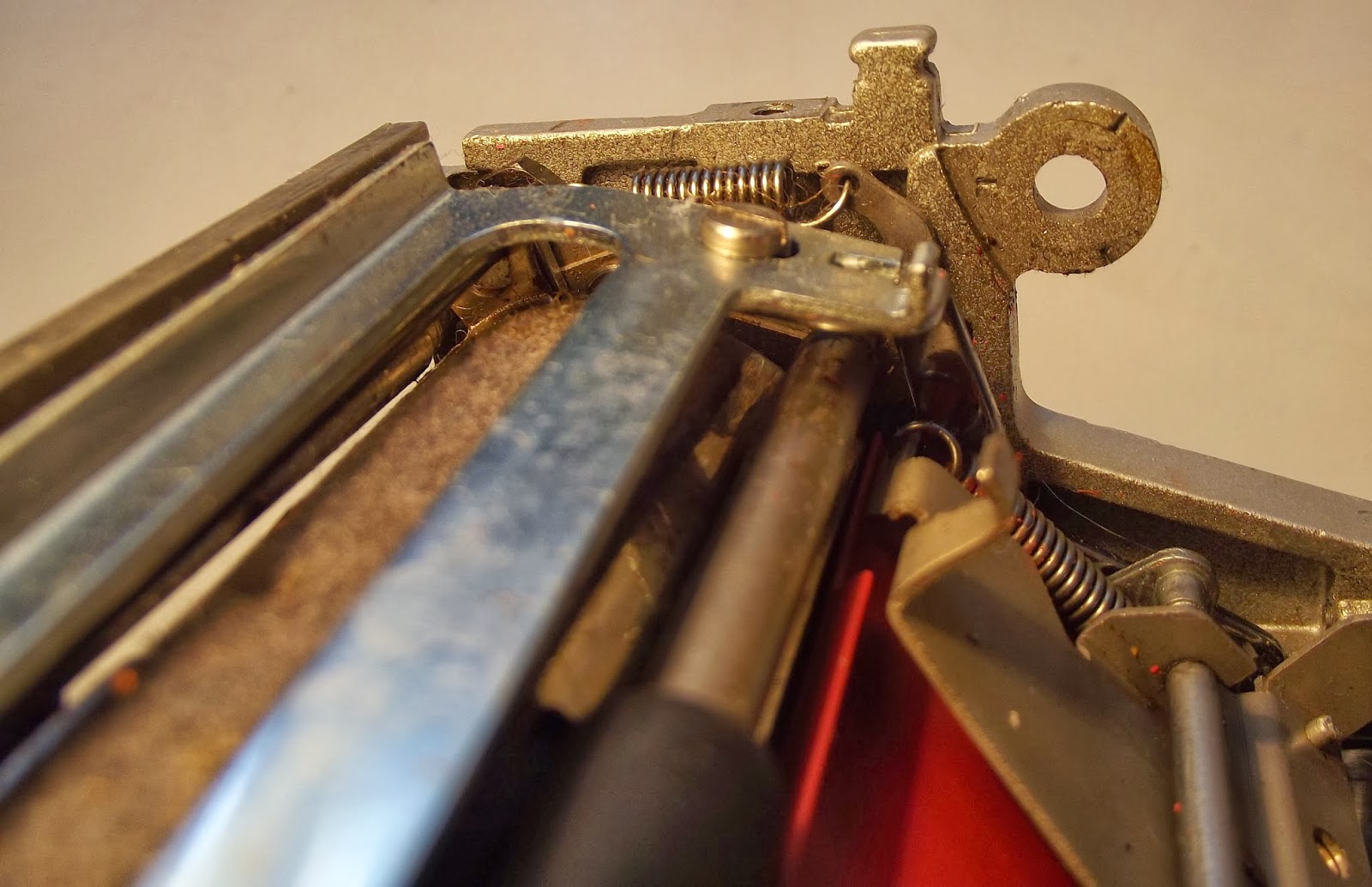 oz.Typewriter Reattaching the Drawband to the Mainspring on a Portable