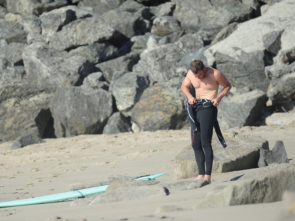 Liev schreiber bulge surfing.