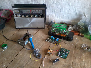 Alat-alat untuk merakit Service radio antik