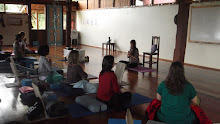 Prática de Yoga com a professora Thais Bertoti