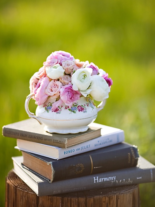 Book and flower centerpiece 2bpblogspotcom