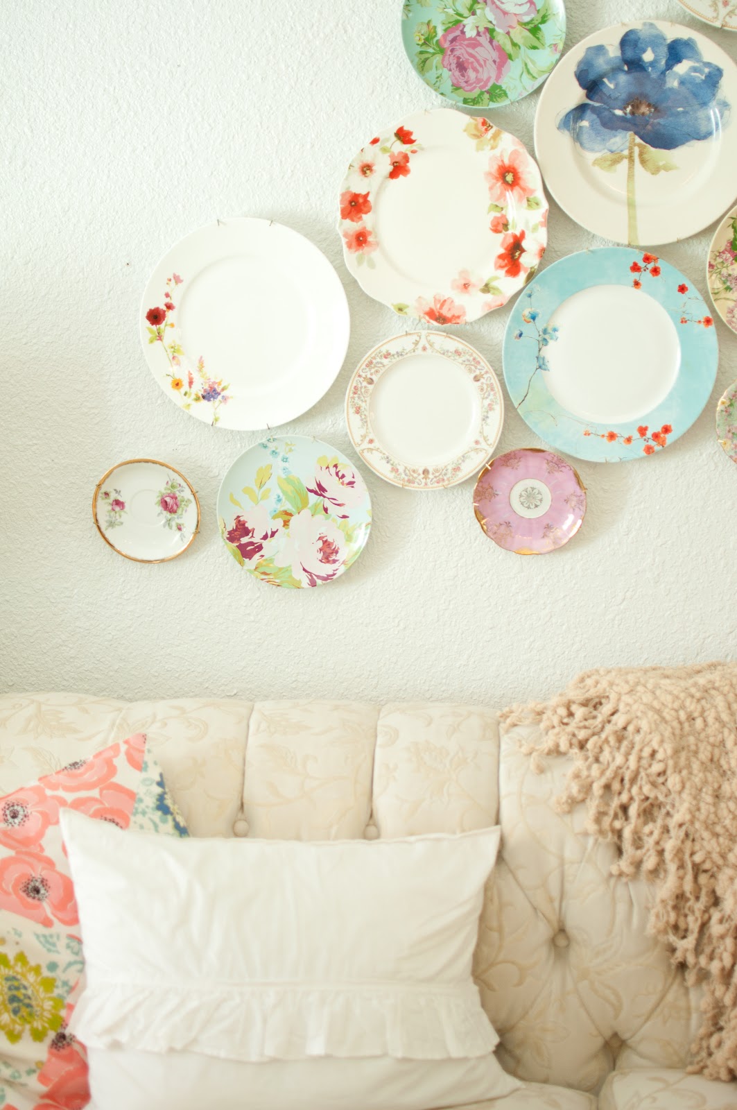 Domestic Fashionista: Decorating with Plates