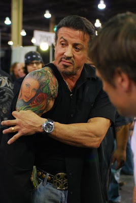 Sylvester Stallone Mostrando a tatuagem do braço