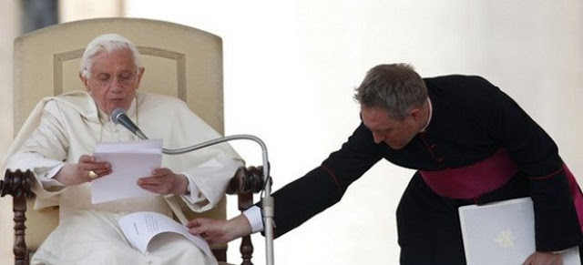 «Ο  Πάπας είναι γκέι και μάλιστα  πολύ ερωτευμένος με τον  πιο... όμορφο άνδρα του  Βατικανού».