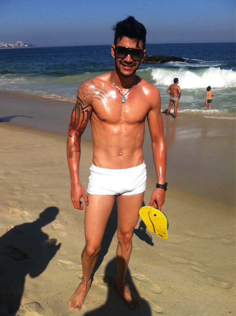 Gusttavo Lima sem camisa e de sunga varias fotos