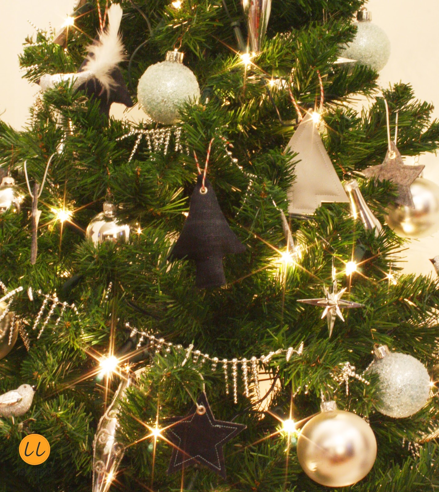 Hand gemaakt kerstboom hangers in jeans, nepleer en vilt | Handmade christmas tree decoration, felt, jeans and fake leather