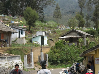 Bittersweet Adventure 2.0: Mahameru (Bagian 1) makam-ranu-pane-semeru