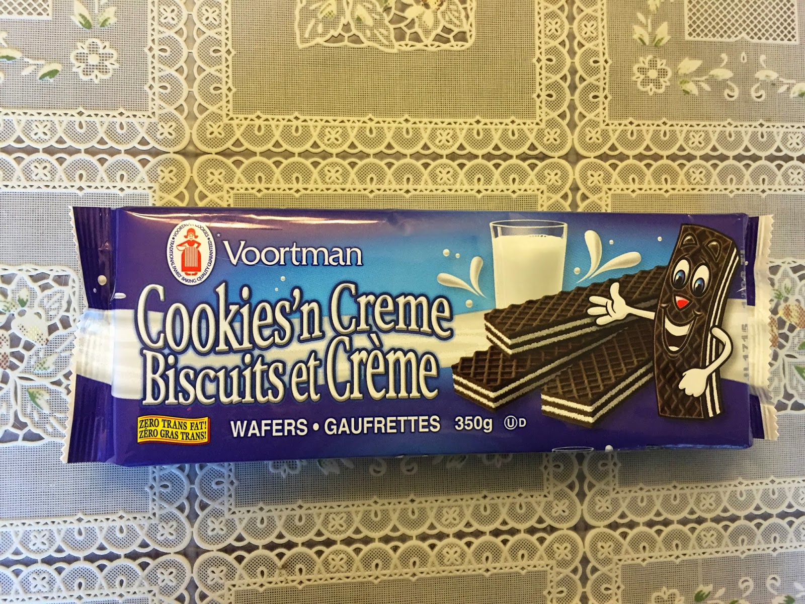 Grocery Food Reviews! Voortman Cookies & Creme Wafers