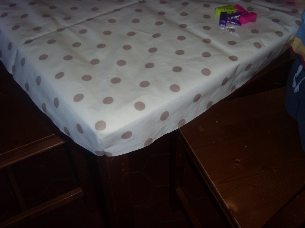 Tutorial How to make a fitted oilcloth table cover fabric & flowers