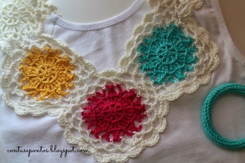 Camisola com aplicações de flores em crochet - desafio de verão Camisola com aplicações de flores em crochet - desafio de verão