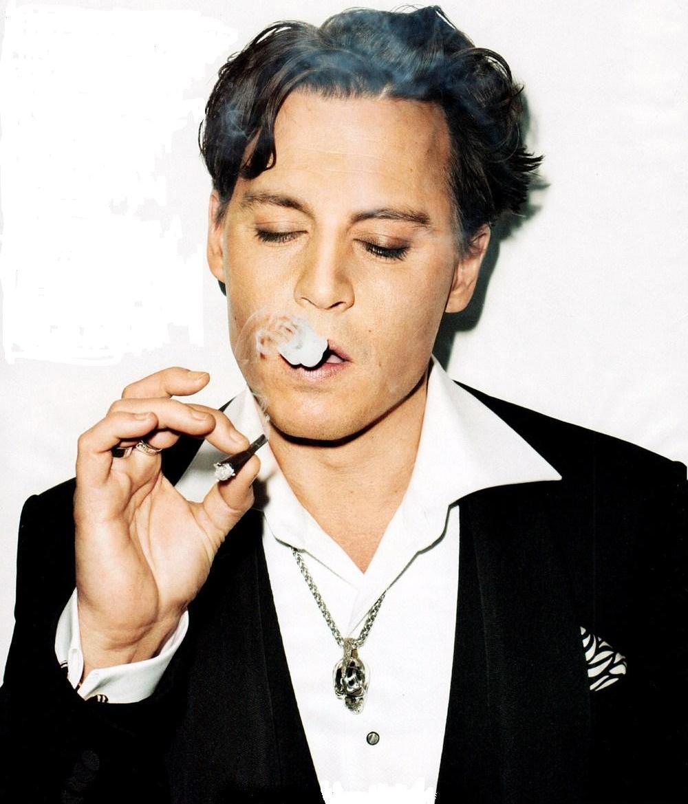 スーツでシックにきめるジョニー デップ ジョニー デップ タバコ姿 画像まとめ 世界一タバコが似合うセクシー俳優 Naver まとめ