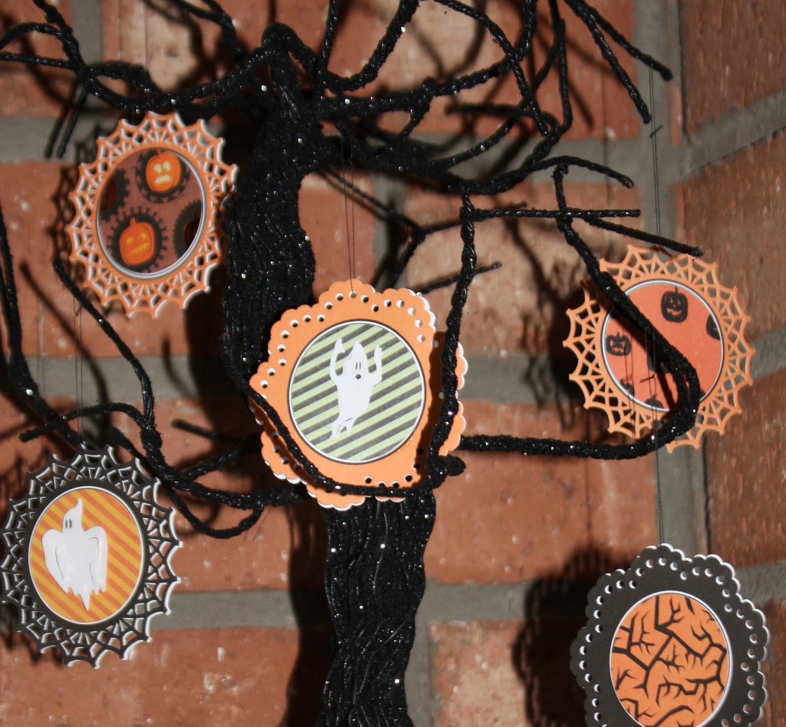 Sara vs. Sarah Halloween Tree Ornaments (DIY)