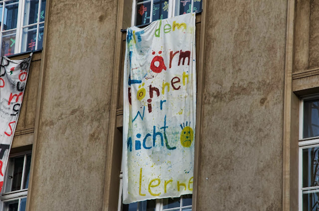 Baustelle Banner gegen Baulärm, Pettenkofer-Grundschule, Pettenkoferstraße 20, 10247 Berlin, 07.01.2014