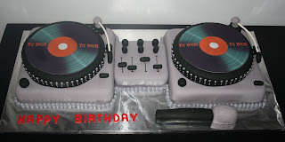 MoMa Cakes - Dj turntable cake! Love how it turned out!