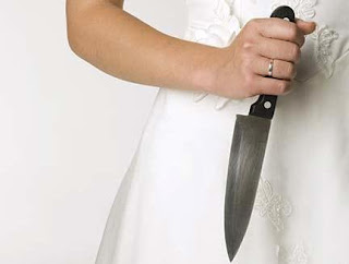 قانون يسمح للزوجة بقتل زوجها الخائن  - امرأة تحمل تمسك سكين - woman hold knife