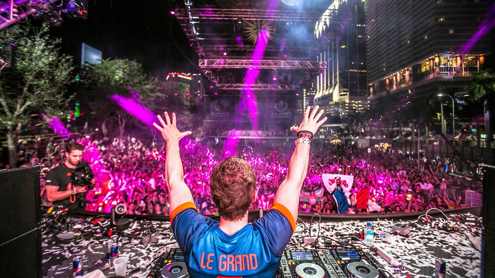 ปาร์ตี้สุดมันส์ด้วย Electronic Dance Music Electronic Dance Music