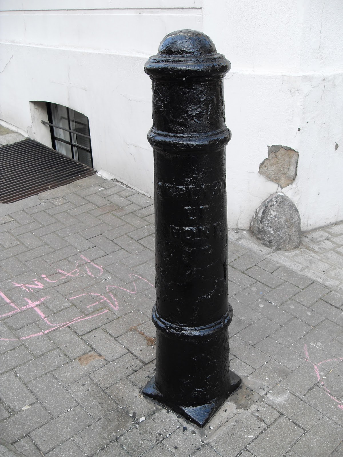 Bollards of London... Wet Paint Bollard...