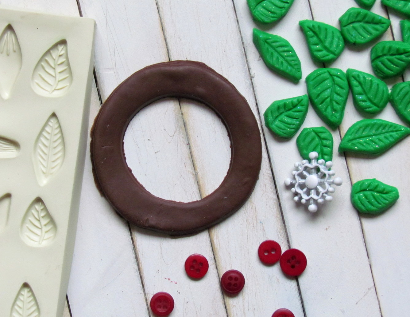 Christmas Wreath Ornament Ribbons & Glue