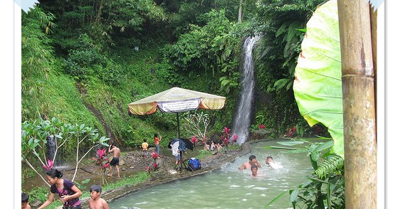 pemandian air panas alami yang terkenal di Bali