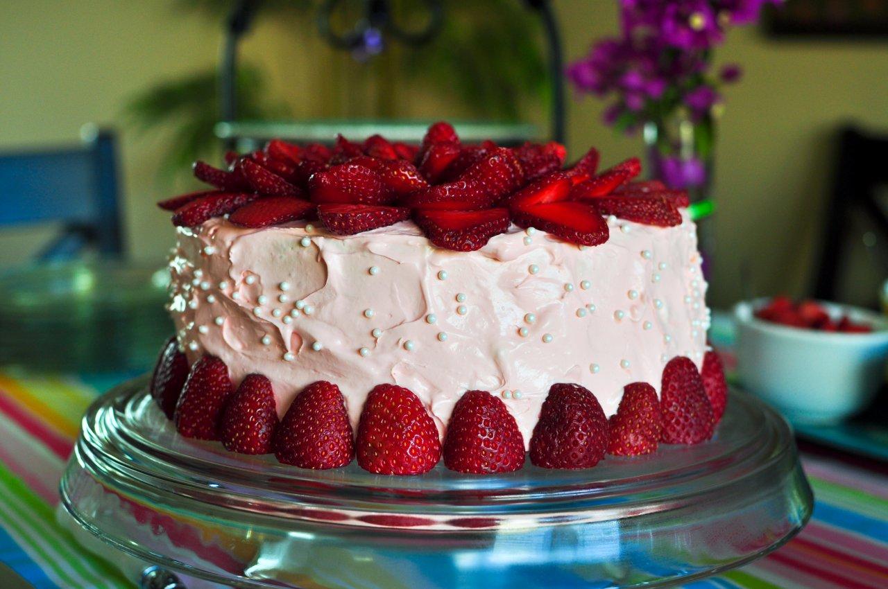 The Joy of Everyday Cooking Light Strawberry Flower Cake