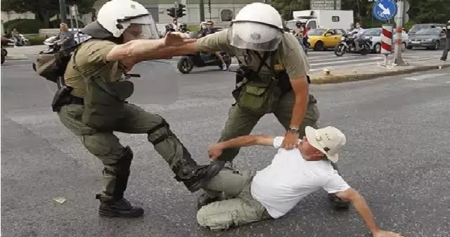 77χρονος έδειρε δέκα πάνοπλους ΜΑΤατζήδες, απεφάνθη το δικαστήριο και του έριξε 12 μήνες φυλακή !!! 77χρονος έδειρε δέκα πάνοπλους ΜΑΤατζήδες, απεφάνθη το δικαστήριο και του έριξε 12 μήνες φυλακή !!!