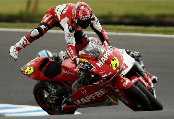 http://2.bp.blogspot.com/-SycUJN-cgqg/TqUr0z4Z2SI/AAAAAAAAAGU/zwAU-Mw00PM/s1600/Moto+GP+crash+1.jpg