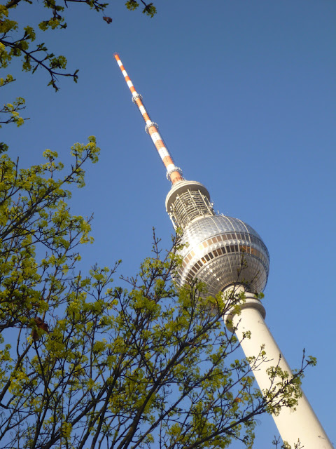 Himmelsmeer, Alexanderplatz: Fernsehturm und aufbrechende Blätter