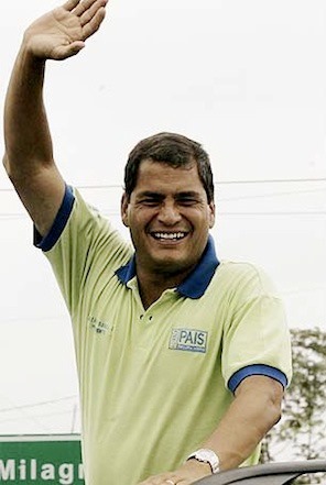 Rafael Correa Delgado alzando la mano y una gran sonrisa Rafael Correa Delgado alzando la mano y una gran sonrisa