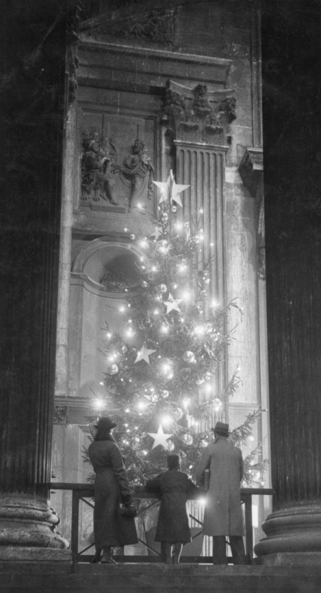 17 Splendid Vintage Photos of Christmas on London's Streets in the Past ~ vintage everyday