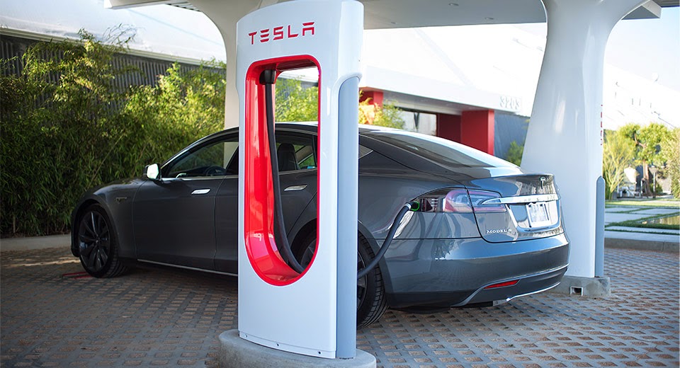 Tesla para de receber Bitcoin para compra de veículos, alegando danos ambientais e moeda tem forte queda