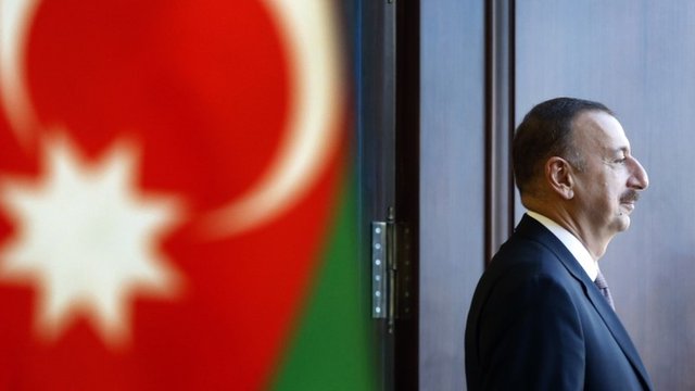 Aliyev despíde al Ministro de Comunicaciones 