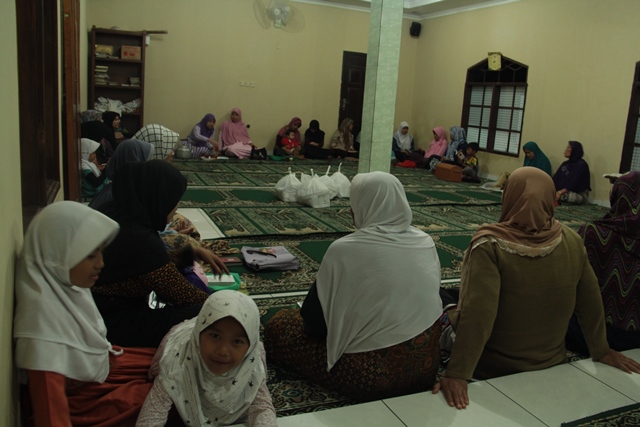 Tak Hanya Orang Dewasa Anak Anak Pun Ikut Sholawatan Di Masjid Al