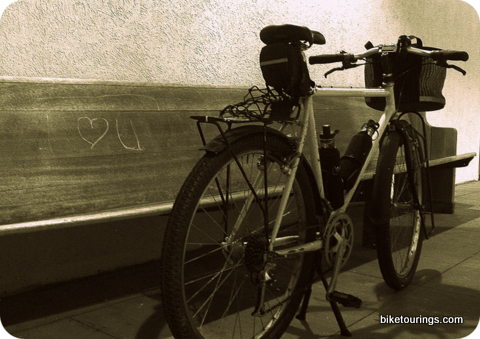 I love you wooden bench and touring bike Picture of Bridgestone touring bike and love