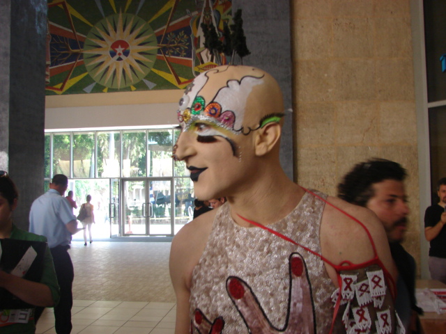 Este pintoresco personaje fue la atracción de los periodistas y fotógrafos que asistieron a la conferencia 