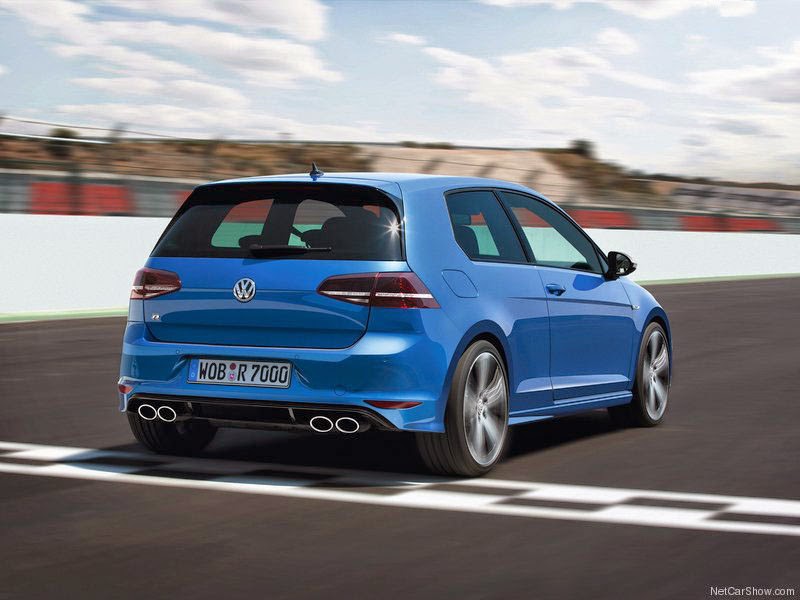 veiculo Volkswagen VW Golf R - angulo traseiro de 2014 veiculo Volkswagen VW Golf R - angulo traseiro de 2014