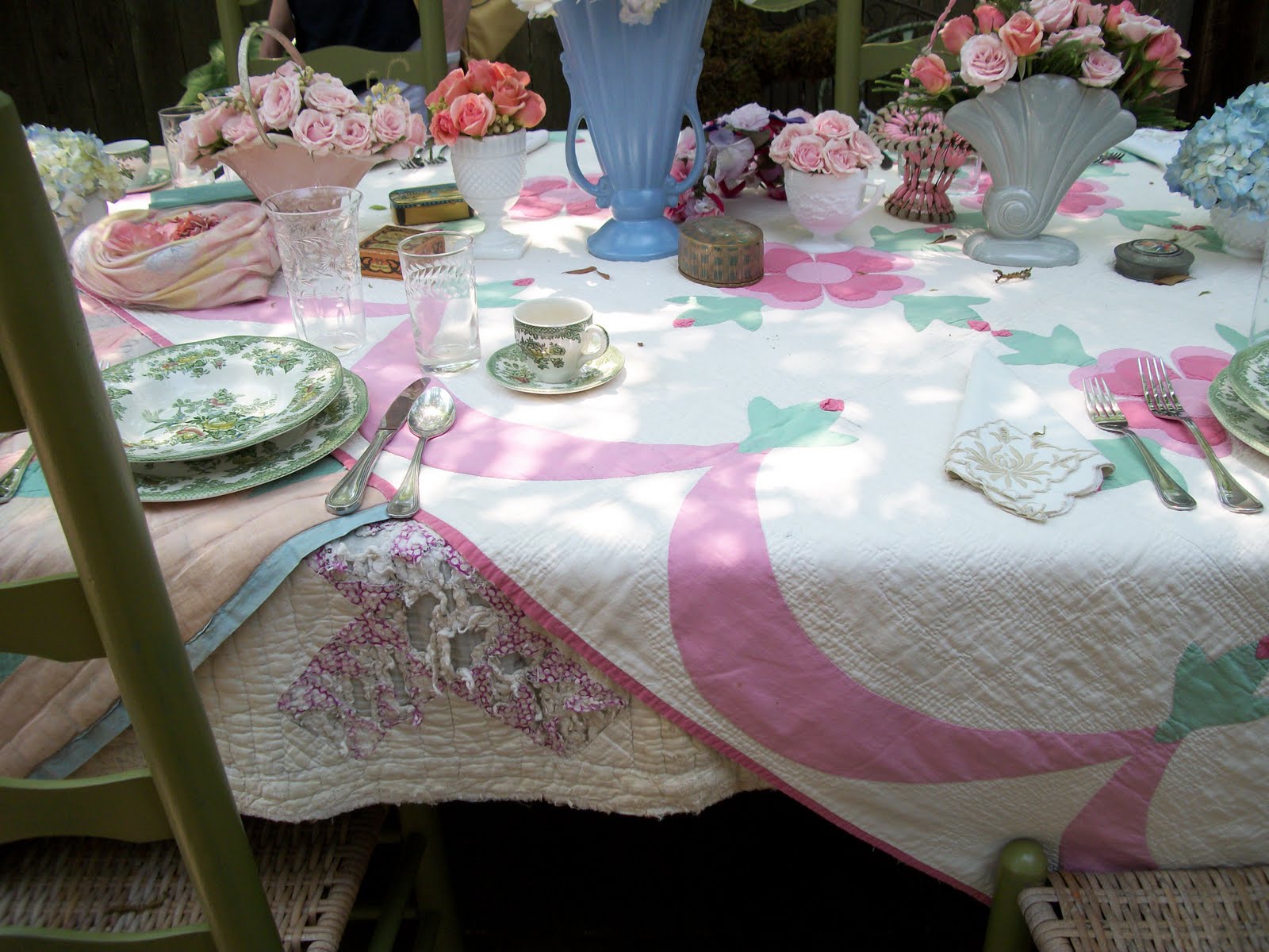 PAINT OR DIG OLD QUILTS AS TABLECLOTHS