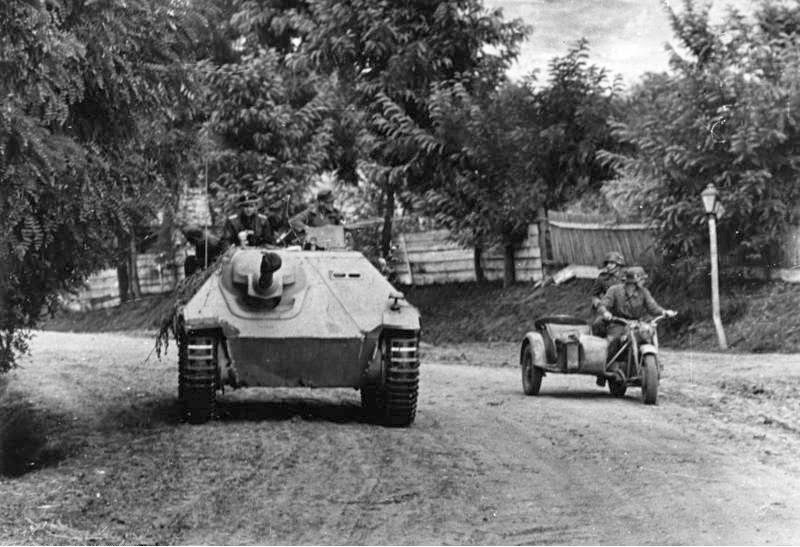 Hetzer - Sd.Kfz. 138/2 Bundesarchiv_Bild_101I-715-0213A-25%2C_Ungarn%2C_Jagdpanzer_'Hetzer'