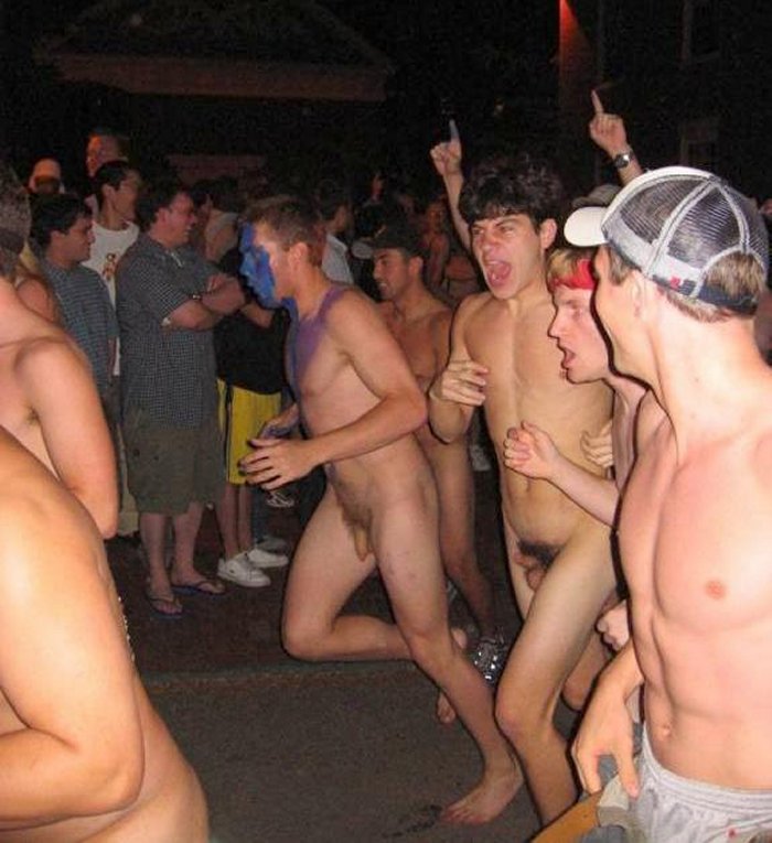 performing males: Naked frat boys nude run