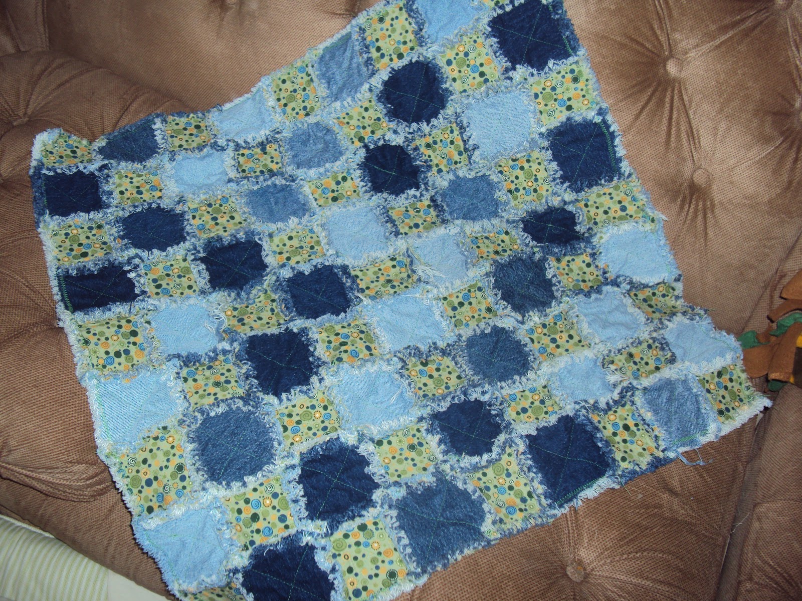 Livin' and Lovin' life How to make a baby Blue Jean Rag Quilt