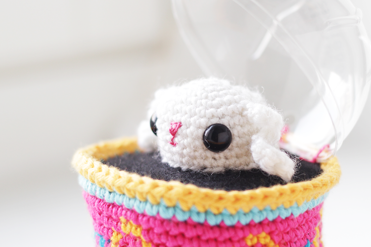Free amigurumi pattern Easter egg UFO by The Sun and the Turtle